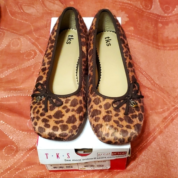 NIB TKS Sahara Tan Multi 2 Med Slip On Cheetah Print with Bow & Crown Charm - Picture 1 of 3